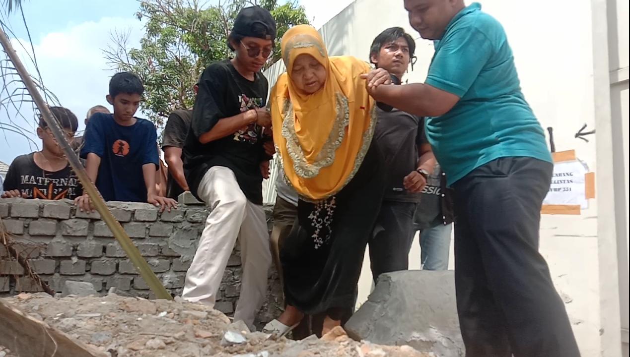 Oknum Pensiunan TNI Tembok Jalan Warga di Medan