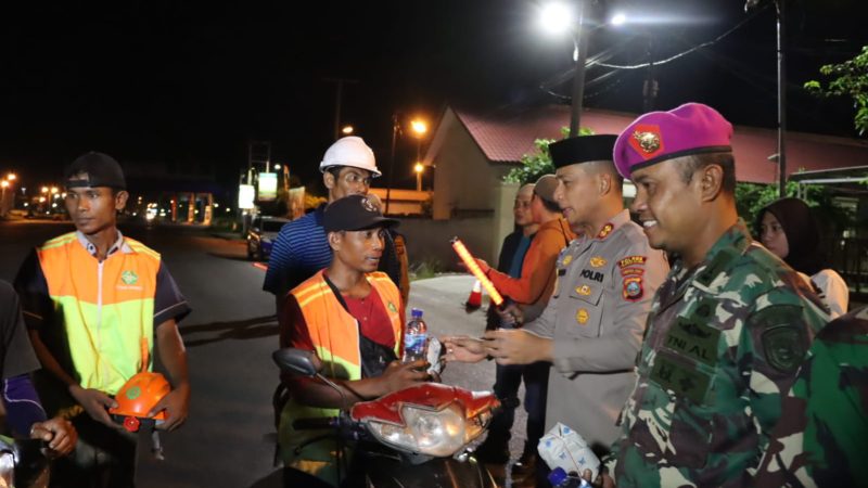 Polres Pelabuhan Belawan Bersama Yonmarhanlan I Apel Bersama Dan Berbagi Makanan Sahur Gratis Kepada Warga