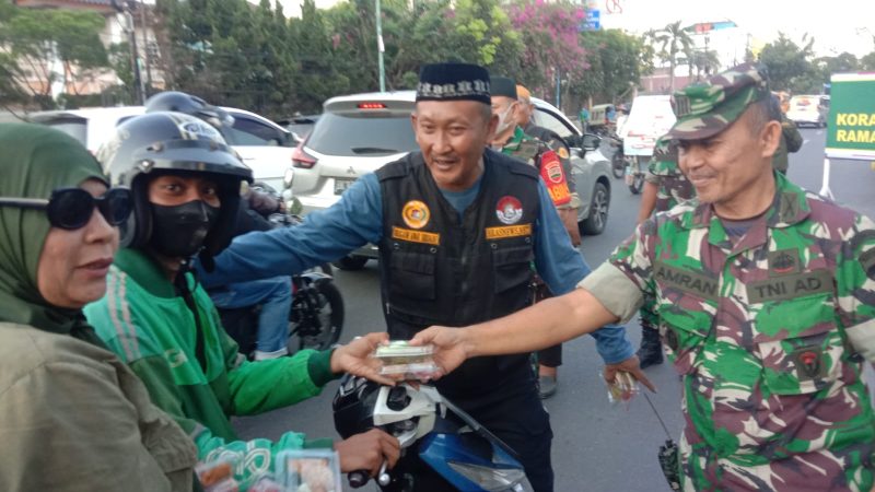 Kebersamaan BAS dan Koramil 0201-2/MT Bagi bagi Takjil