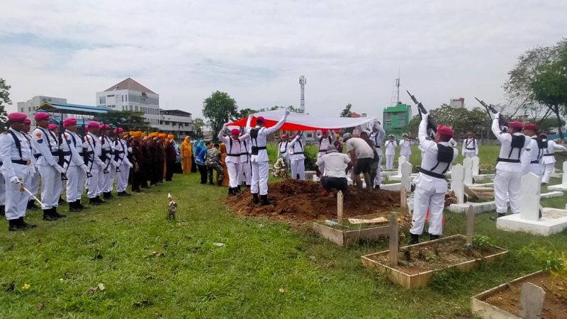 Bentuk Penghormatan Terakhir Prajurit Yonmarhanlan I Laksanakan Deputasi Upacara Pemakaman Militer