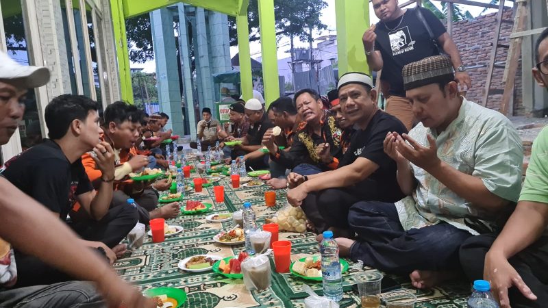 Ketua Pewarta Polrestabes Medan Bersama Ketua PAC PP Medan Area Buka Puasa Bersama di Mesjid Amal Silaturahim