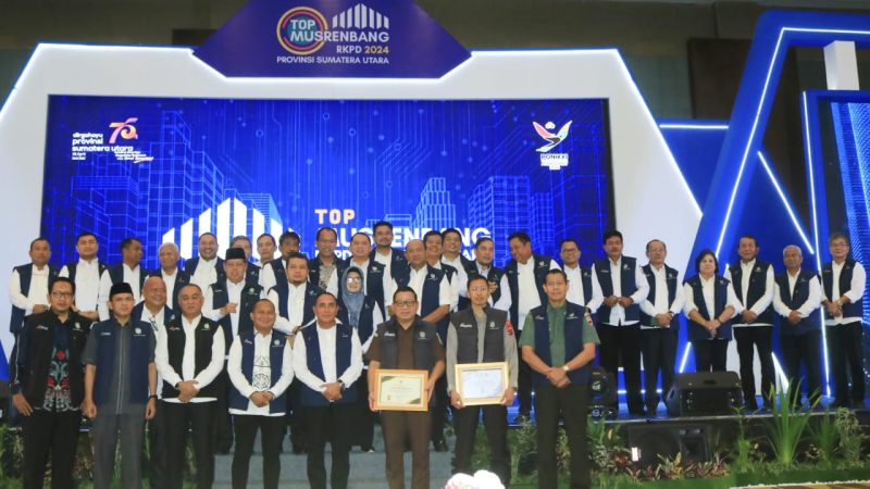 Bupati Samosir Terima Piagam Penghargaan Perolehan Dana Insentif Daerah Tertinggi Tahun 2022