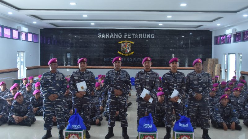 Menyambut Hari Raya Idul Fitri 1444H Danyonmarhanlan I Bagikan Bingkisan Kepada Para Prajurit