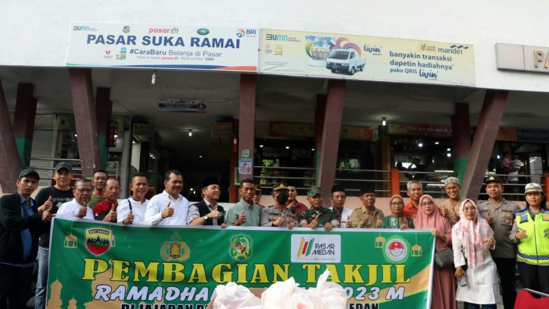 PUD Pasar Medan Kolaborasi dengan Unsur Forkopimcam Bagi Takjil di Pasar Sukaramai