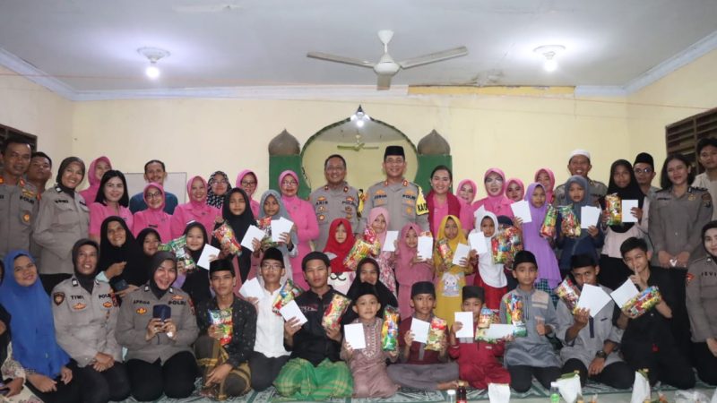 Kapolres Pelabuhan Belawan dan Ketua Bhayangkari Cab. Pelabuhan Belawan Buka Puasa Bersama Anak – Anak Pengajian Musholla Al Ikhlas