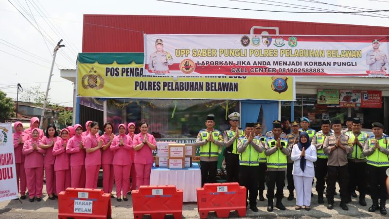 Kapolres Pelabuhan Belawan dan Ketua Bhayangkari Cab. Pelabuhan Belawan Kunjungi Pos Pengamanan Ops Ketupat Toba 2023