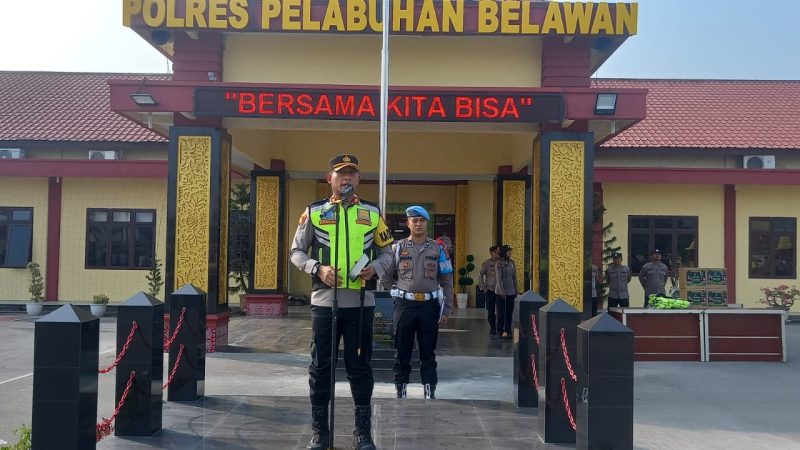 Kapolres Pelabuhan Belawan Berikan Rompi Dinas Dan Paket Lebaran Kepada Anggotanya
