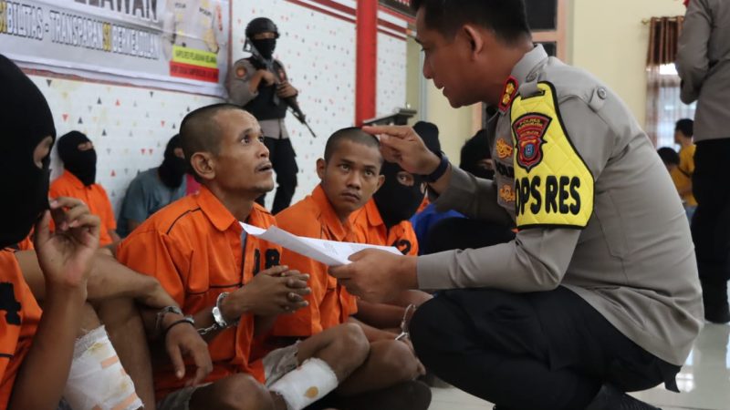 Kapolres Pelabuhan Belawan Pimpin Press Release Dirangkai Pemberian Paket Lebaran