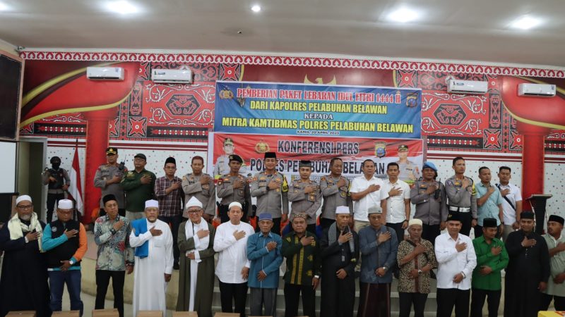 Bentuk Perhatian Kepada Mitra Kamtibmas, Kapolres Berikan Paket Lebaran