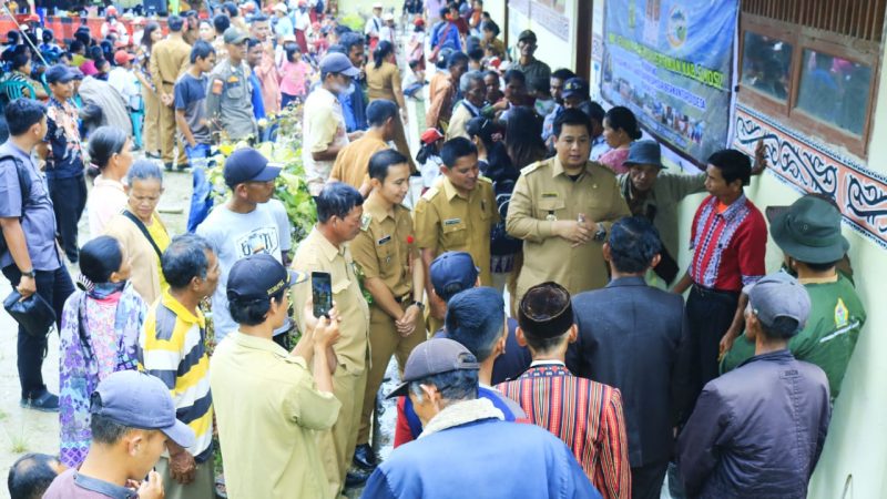 Bupati Samosir Kunjungi Warga Desa Pamutaran