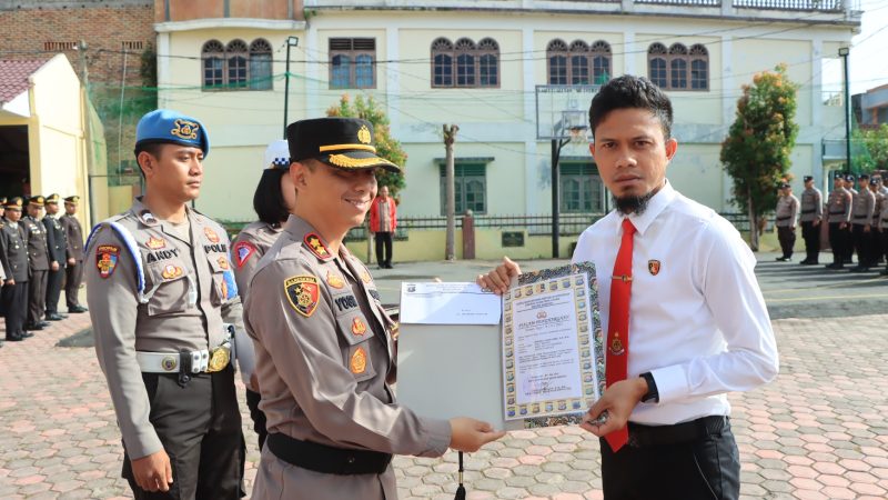 Kapolres Samosir Berikan Penghargaan Kepada Personil