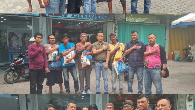 Jumat Barokah, Ketua Pewarta Berikan Sembako pada Petugas Parkir dan Jaga Malam