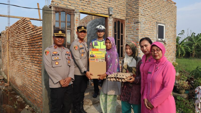Kapolres Pelabuhan Belawan Bersama Ketua Bhayangkari Pelabuhan Belawan Beri Bantuan Korban Puting Beliung