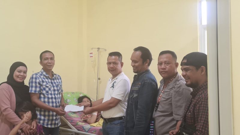 Cepat Sembuh Ya Nak, Chairum Lubis Jenguk Anak Bendahara Pewarta Dedi Irwandi Lubis