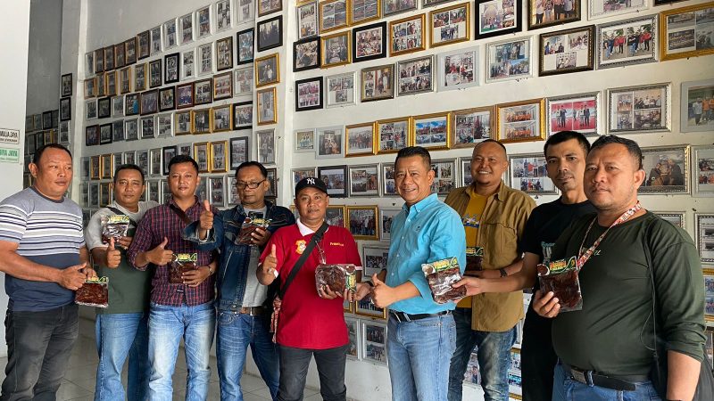 Ketua Pewarta Bagikan Pisang Sale dari Serambi Mekah pada Anggota