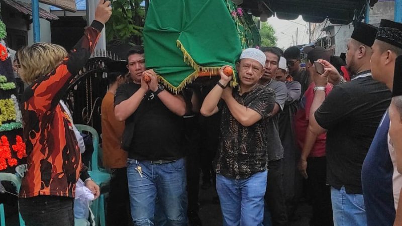 Pelayat dan Karangan Bunga Banjiri Rumah Duka