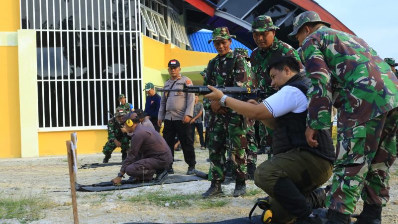 Dalam Rangka Menyambut HUT Bhayangkara Ke-77, Bupati Samosir Ikut Latihan Menembak