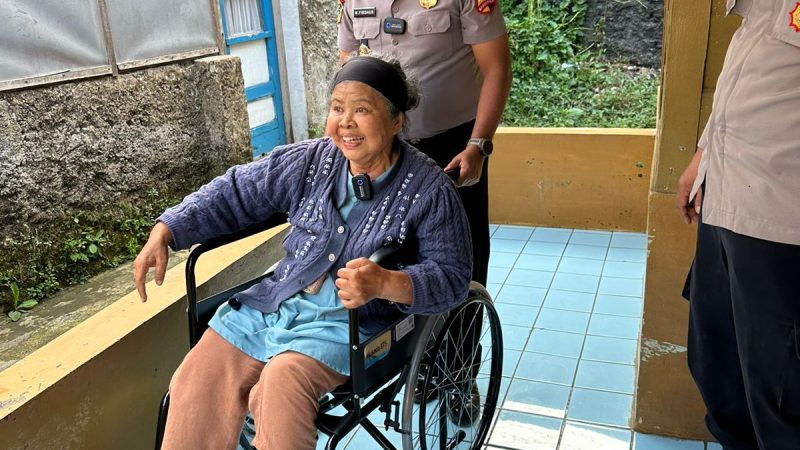 Serdik Sespimmen ke-63 Kompol Dr. M Firdaus,S.I.K Beri Bantuan Kursi Roda kepada Warga Yang Membutuhkan