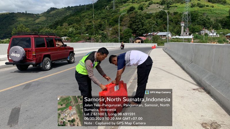 Antisipasi Kemacetan, Satlantas Polres Samosir Pasang Water Barrier di Jembatan Tano Ponggol