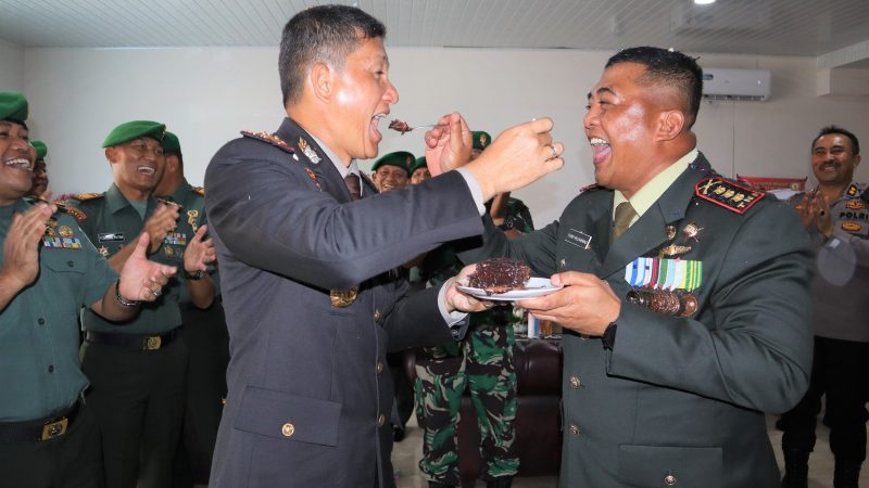 Dandim 0201 Medan Kasih Kejutan ke Kapolrestabes Medan