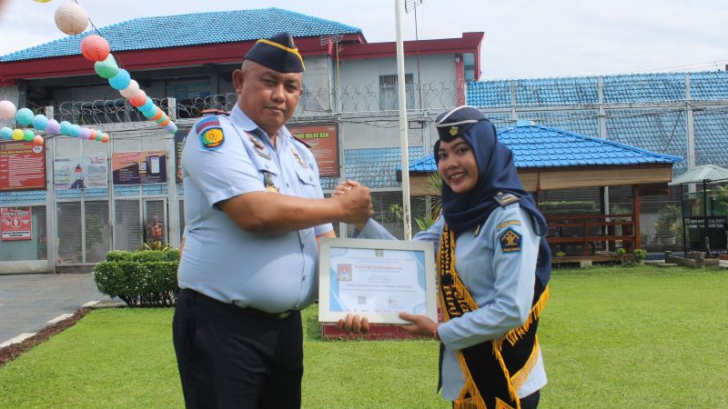 Kalapas Binjai Kanwil Kumham Sumut Pimpin Apel Sore Dan Beri Penghargaan Pegawai Teladan