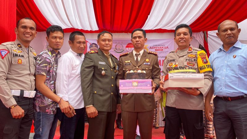 Polres Samosir Beri Hadiah Kue Di Hari Adhyaksa Ke 63
