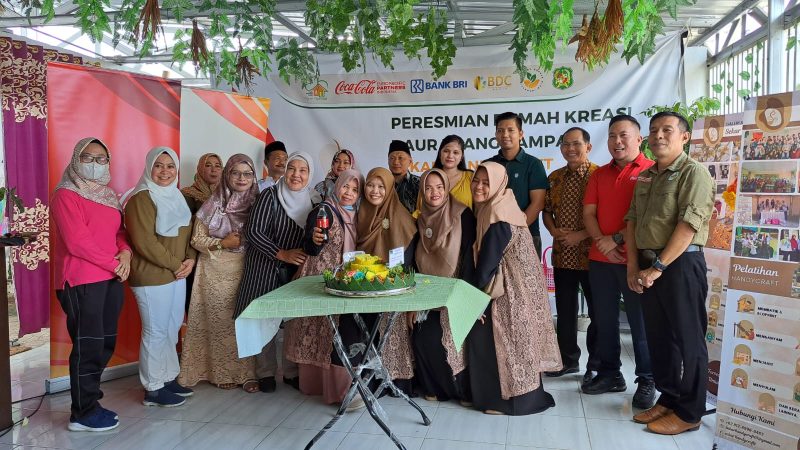 Tingkatkan Pemanfaatan Sampah, BSI New Normal dan CCEP Indonesia Resmikan Rumah Kreasi Daur Ulang Sampah “Sekar Handycraft”