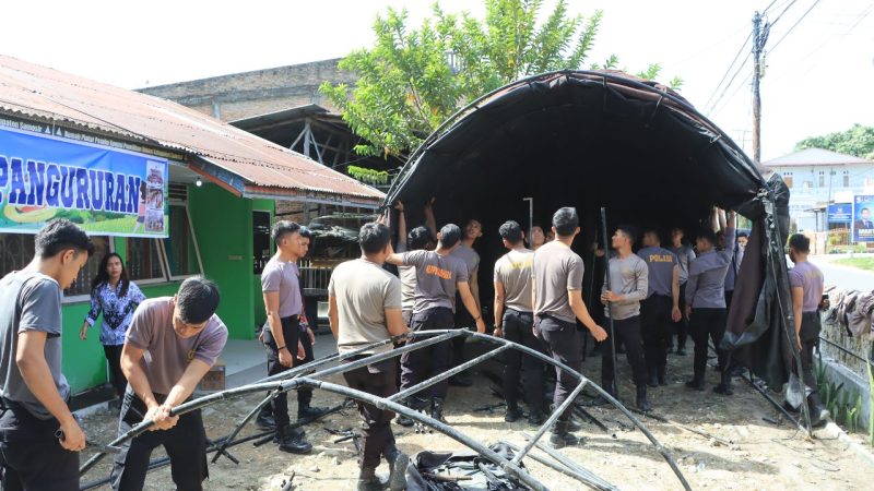 Polres Samosir Serahkan Tali Asih Kepada Korban Kebakaran