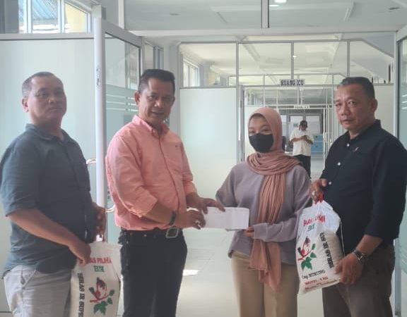 Ketua Pewarta Jenguk Orang Tua Sekretaris Pewarta.co di RSU Bina Kasih Sekaligus Berikan Santunan