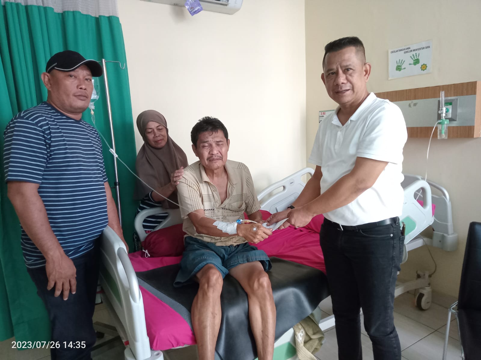 Ketua Pewarta Jenguk Perwira Polisi Terbaring di RS Madani Medan