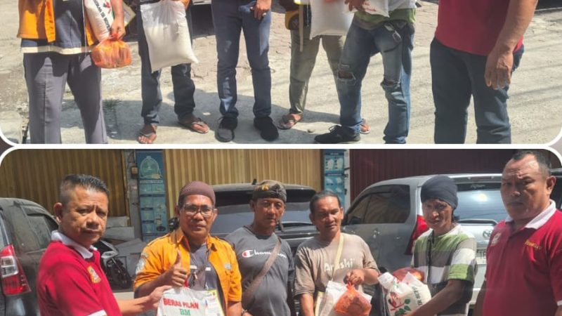 Ketua Pewarta Berbagi Sembako ke Juru Parkir di Jumat Berkah