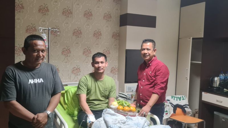 Sakit Typus, Lurah Sei Rengas II Dijenguk Ketua Pewarta di RS Royal Prima