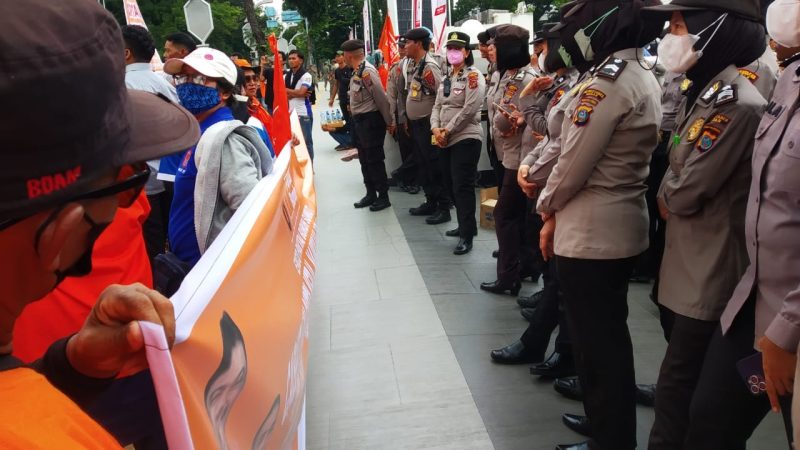 Polrestabes Medan Kawal Unjuk Rasa Exco Partai Buruh di Kantor Gubernur Sumut