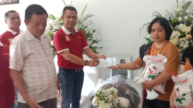 Ketua Pewarta Melayat ke Rumah Duka dan Kasih Santunan Duka