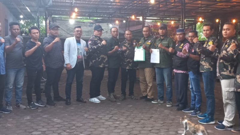 Ketua DPD BAS Sumut Moch Azmi Resmi Berikan SK Satgas BAS Sumut Kepada Rouses de Fretes