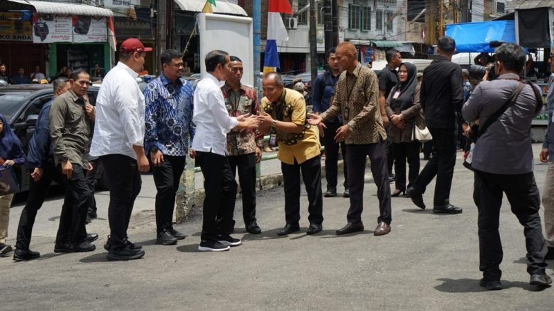 Kunjungi Pasar Sukaramai, Presiden Tinjau Kondisi dan Harga Sejumlah Komoditas Pangan