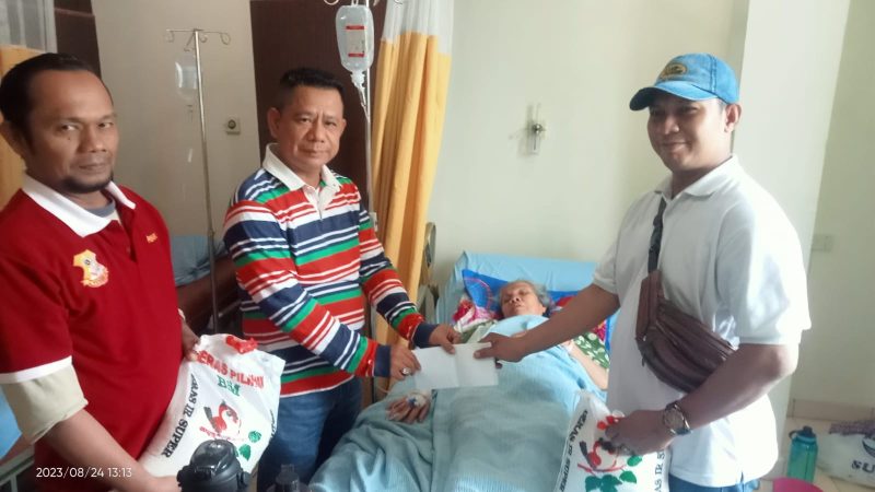 Ketua Pewarta Jenguk dan Bantu Ibu Wartawan yang Sakit