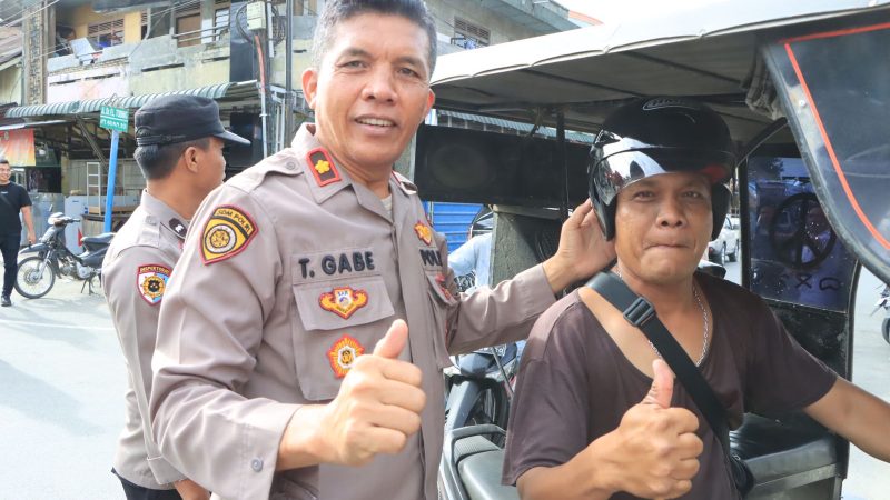 Polres Samosir Sosialisasi Ops Zebra Toba 2023 Sambil Berbagi Helm SNI