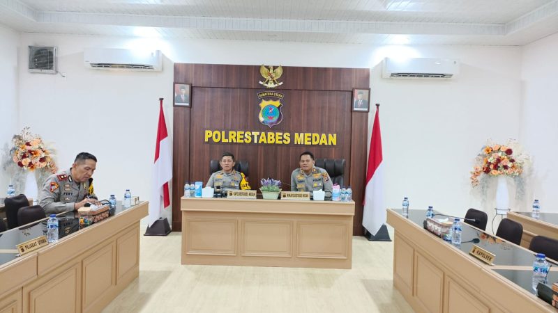 Kapolrestabes Medan Hadiri Pembukaan Rakernis Baharkam Polri T.A 2023 Via Zoom