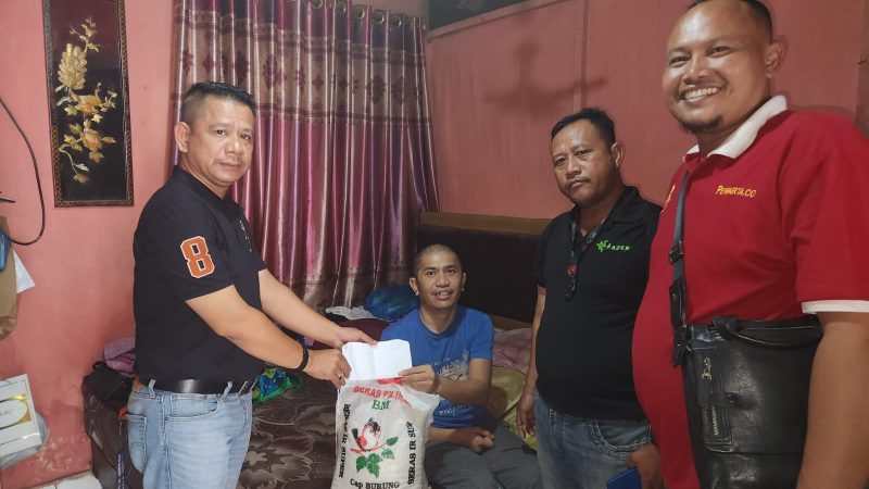 Kena Stroke, Ketua Pewarta Jenguk dan Bantu Rusdi Mantan Wartawan Posmetro