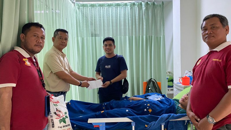 Ketua Pewarta Jenguk dan Bantu Isteri Wartawan dan Warga yang Dirawat di Rumah Sakit