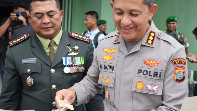 HUT ke-78 TNI, Kapolrestabes Medan Beri Kejutan Bawa Nasi Tumpeng Buat Dandim 0201 Medan
