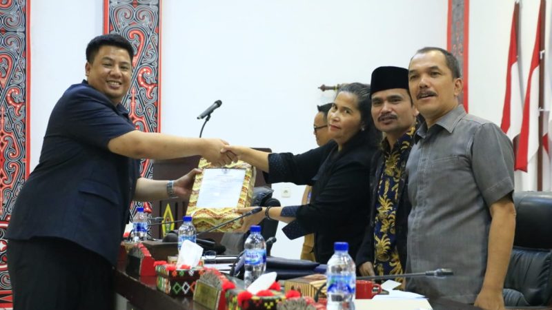 Bupati Samosir Sampaikan Nota Pengantar Ranperda APBD 2024 dan Nota Pengantar Ranperda atas Pajak Daerah dan Retribusi Daerah.