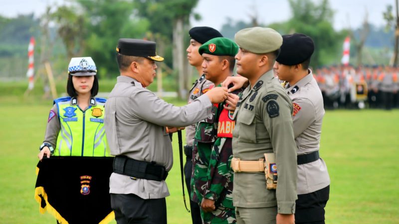 Di Bawah Guyuran Hujan Kapolda Sumut Pimpin Gelar Pasukan Ops Mantap Brata 2023-2024
