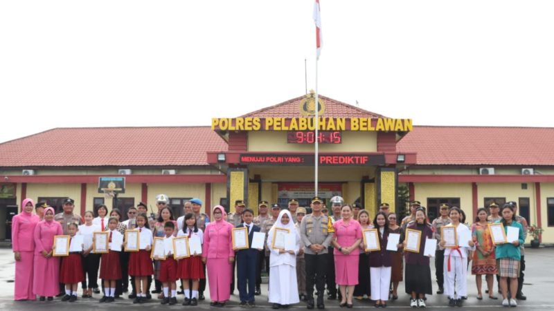 Kapolres Pelabuhan Belawan dan Ibu Ketua Bhayangkari Berikan Penghargaan kepada 12 Anak Personel Yang Berprestasi