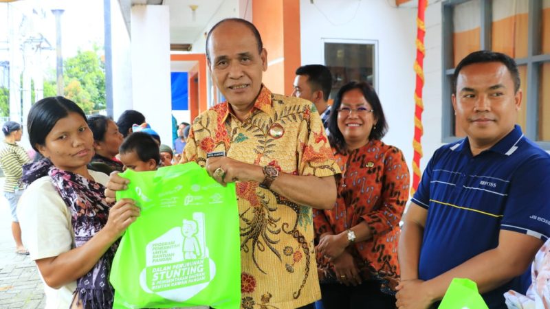 Ketua TPPS Samosir Serahkan Bantuan Pangan Untuk Keluarga Rawan Stunting