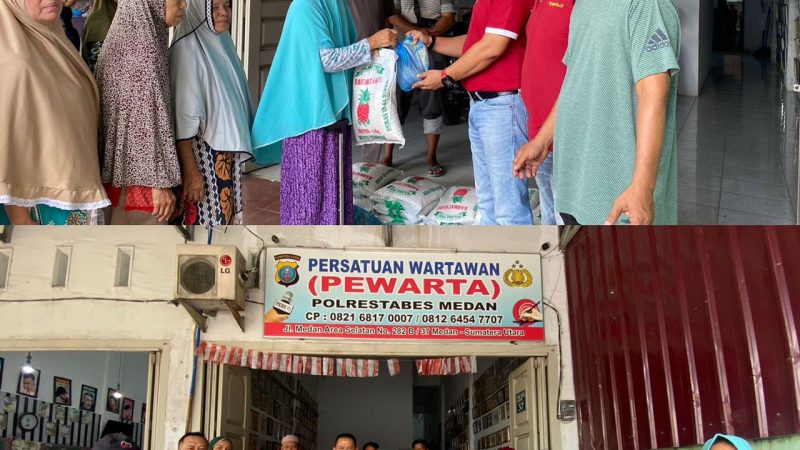 Ketua Pewarta Bagi Sembako ke Kaum Dhuafa di Jumat Barokah