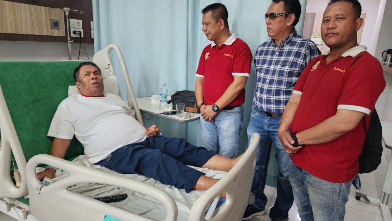 Ketua Pewarta Jenguk Pemred Inimedanbung.com di RS Murni Teguh