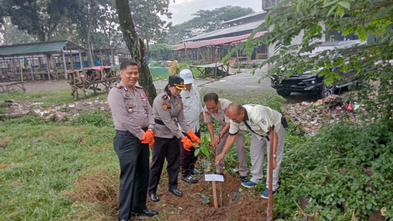 Polrestabes Medan dan Polsek Patumbak Tanam 10 Juta Pohon
