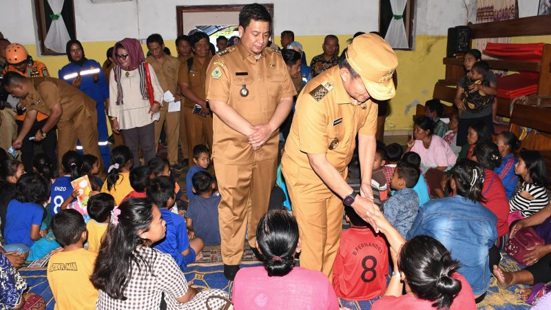 Pj. Gubsu Kunjungi Posko Pengungsian Korban Banjir Bandang